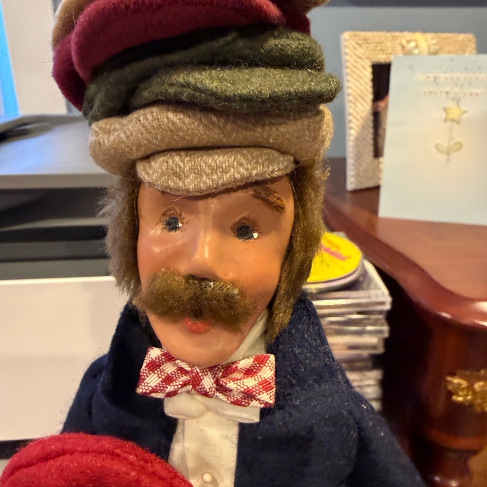 Byers Choice Caroler Cries of London Hats Peddler $59 Now $43 - Picture 3 of 4